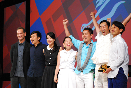 授賞式で登壇したプロデューサーの加藤久哉(右から2番目)