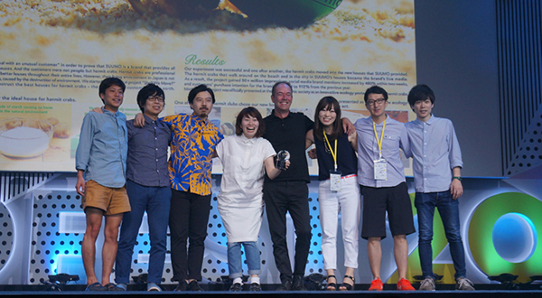 授賞式で登壇したプロデューサーの久松真菜(左から4番目)とディレクターの太田良(左端)