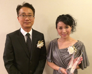 授賞式に出席された小中和哉さん(左)と西村知美さん(右)